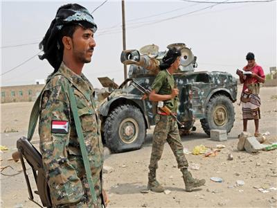 مدفعية الجيش اليمني تستهدف تجمعات ميليشيا الحوثي في مأرب
