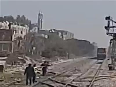 يقظة قائد قطار تًنقذ حياة سيدة حاولت الانتحار بقنا  | فيديو