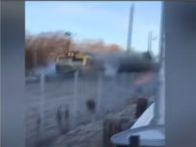 لحظة اصطدام قطار بحافلة في السويد | فيديو