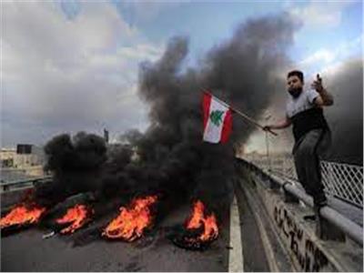 المتظاهرون يواصلون قطع الطرقات احتجاجا على الأوضاع المعيشية في لبنان