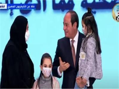 «السيسي» يحمل ابنة الدكتور أبو غنيمة شهيد كورونا فى الاحتفال بيوم الشهيد