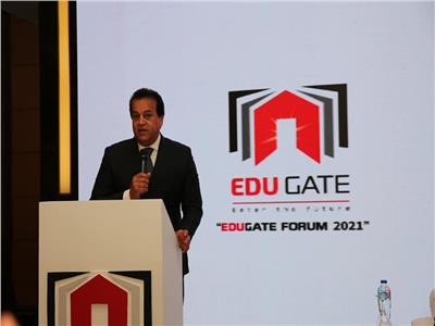 بالصور.. وزير التعليم العالي يتفقد معرض إيديوجيت 2021