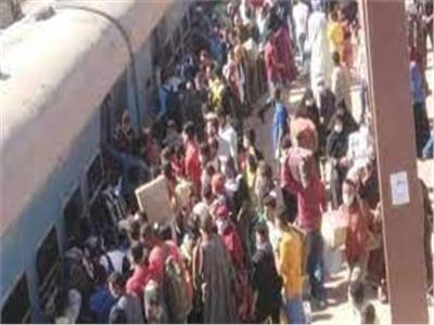 ازدحام شديد على أرصفة محطات قطارات المنيا بسبب الامتحانات