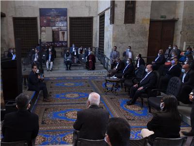«جالساً على الأرض».. رئيس الوزراء يبعث برسائل أمل لأهالي سكان القاهرة التاريخية| صور