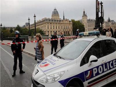 شرطي يقتل مسلحا في باريس 