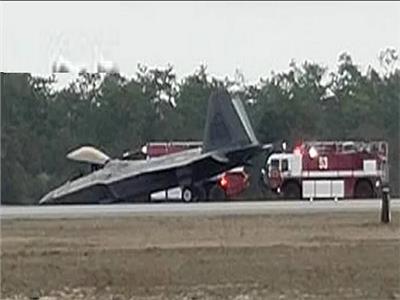 نجاة مقاتلة «F-22 Raptor» من التحطم بقاعدة إيجلين الجوية