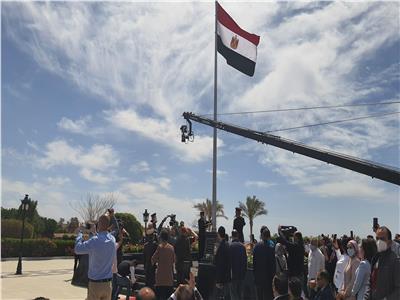 محافظ جنوب سيناء يرفع العلم المصري على أرض طابا | صور وفيديو