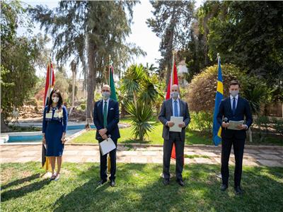 وزيرة التعاون الدولي وثماني مصريات يحصلن على جائزة رائدات التغيير 