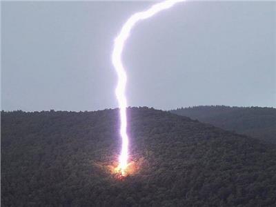 لقطة نادرة.. صاعقة تضرب جبلًا وتفجر شجرة إلى مليون قطعة| فيديو 