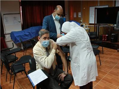 استمرار حملة تطعيم الأطقم الطبية والعاملين بمستشفيات جامعة المنوفية