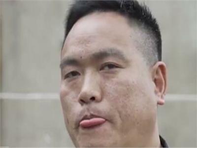 «القبضة الحديدية».. صيني يستخدم يده لطرق المسامير| فيديو