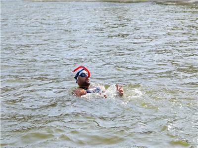 «الباروكي» ينجح في السباحة 6 ساعات استعدادًا لـ«عبور المانش»