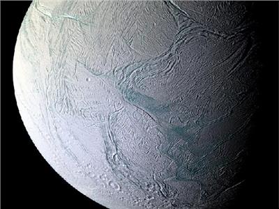 علماء: قمر زحل «إنسيلادوس» قد يستضيف حياة لكائنات فضائية