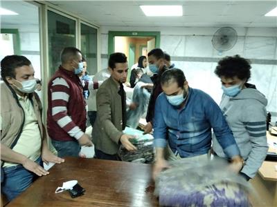 «طلاب جامعة سوهاج» يوزعون بطاطين لأسر مصابى حادث قطار طهطا
