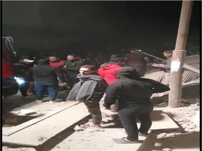 انتشال شخصين وطفل من تحت أنقاض العقار المنهار بجسر السويس.. فيديو وصور