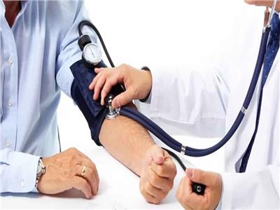 «ضغط الدم الكاذب».. تعرف على متلازمة «المعطف الأبيض» وأعراضها