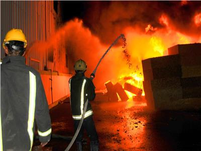حريق في مصنع للنسيج بالعاشر.. والحماية المدنية تدفع بسيارات «الإطفاء»