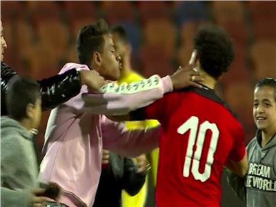 اتحاد الكرة يكشف تفاصيل واقعة «سيلفي» الجماهير مع محمد صلاح