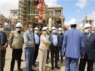 وزيرة البيئة تتابع الوضع لشركة النصر للأسمدة والصناعات الكيمياوية بالسويس 