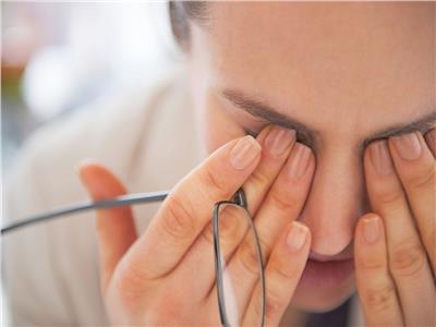 تحذير.. حك العين أثناء الإصابة بالرمد الربيعي يؤدي لمضاعفات خطيرة