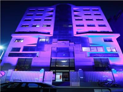 إضاءة مبنى «التضامن» باللون الأزرق 