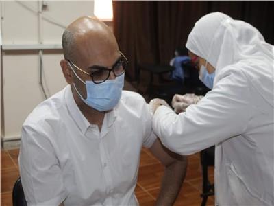 تطعيم الأطقم الطبية والعاملين بقسم العزل في مستشفيات جامعة المنوفية 
