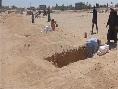 صور| لوجه الله.. صعايدة يتبرعون ببناء 28 قبرا لدفن موتى «كورونا»