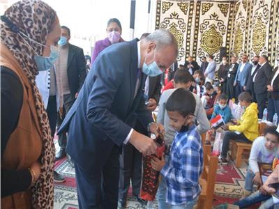 محافظ القليوبية يشارك الأيتام فرحتهم في مدرسة الشبان المسلمين ببنها