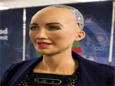 شاهد| الروبوت «صوفيا» ترسم لوحة رقمية وتبيعها بسعر خيالي