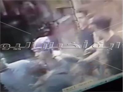 فيديو | شاب يتحرش بطفلة بمدخل عقار بالزاوية الحمراء 