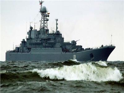 بعد إصلاحات وترقيات.. سفينة حراسة روسية تجري تدريب قتالي بحري