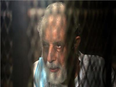 إيداع الإرهابي محمود عزت بالقفص قبل الحكم عليه في «أحداث مكتب الإرشاد»