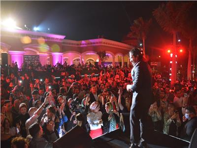 مصطفى حجاج وعمر كمال يشعلان أولى فقرات حفل تامر حسني في القاهرة الجديدة 