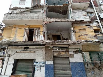 إزالة أجزاء من 6 عقارات قديمة في الإسكندرية | صور