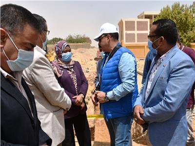 محافظ أسوان يتابع مشروعات تطوير الريف المصري بقرية فارس