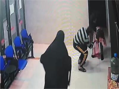 كشف تفاصيل فيديو إنقاذ طفلة من الاختناق في مستشفى بفلسطين