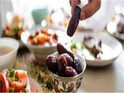 حسام موافى يكشف عن طريقة الأكل الصحية في رمضان .. «فطار وغداء وعشاء»