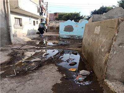 مقابر قرية «كفر الحصر» بالشرقية غارقة بمياه الصرف الصحي | صور 