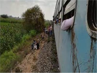 إصابة شاب سقط من قطار في قنا