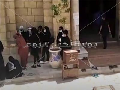  انهيار أسرة أرملة خالد صالح أثناء صلاة الجنازة على جثمانها.. فيديو
