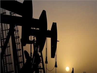 بفضل الدولار «الضعيف».. أسعار النفط يصل للذروة 