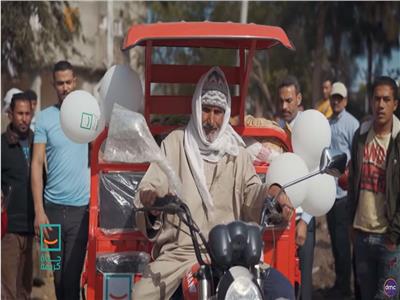 «حياة كريمة» تهدي محمد المصري «تروسيكل» لـ«كسب الرزق وتربية أولاده»| فيديو