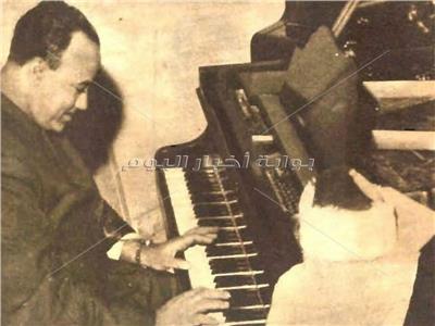 الشيخ عبدالباسط.. يعزف البيانو ويتعلم «مكر» الإنجليز