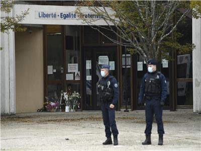 مقتل شرطية فرنسية في هجوم بسكين بالقرب من باريس