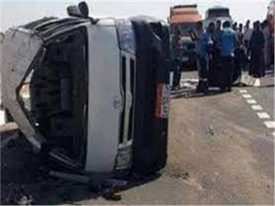إصابة 12 شخصًا بجروح خطيرة في حادث انقلاب سيارة ربع نقل في أبو قرقاص