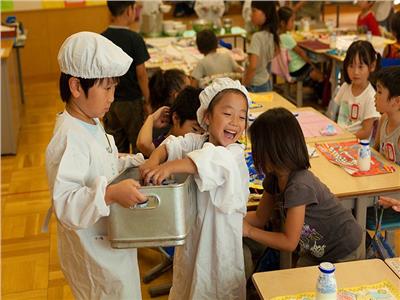 مطاعم المدارس في اليابان.. يجتمع بها الغذاء الصحي وحب التعاون | فيديو
