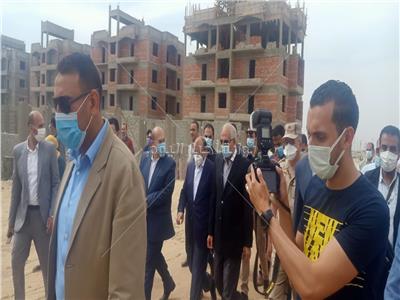وزير التنمية المحلية يتفقد مشروع إسكان قرية الديسمي بالجيزة 