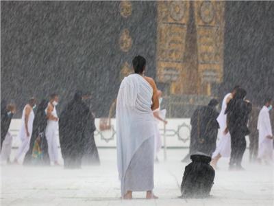 أمطار غزيرة على المسجد الحرام بمكة المكرمة.. فيديو