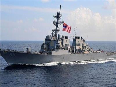 سفينة حربية أمريكية تطلق أعيرة تحذيرية بعد اقتراب زوارق إيرانية منها