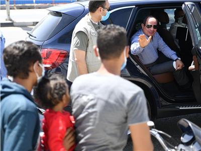 الرئيس السيسي يتوقف أثناء جولته بشرق القاهرة للحديث مع أسرة مصرية | فيديو